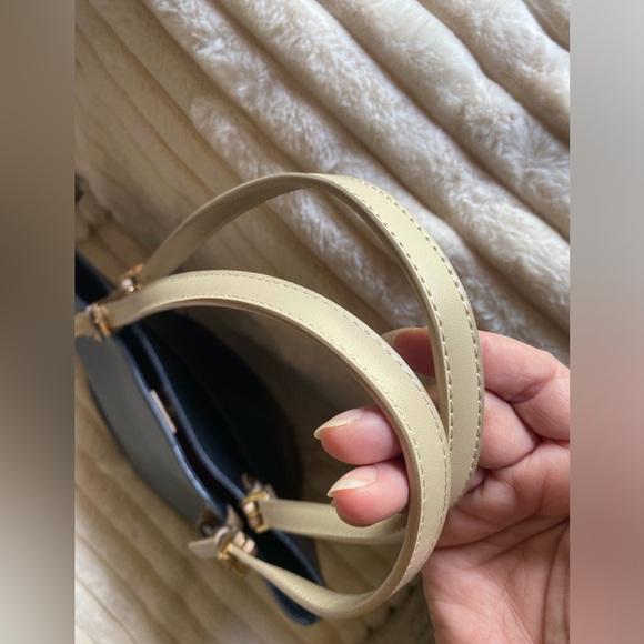 AUTHENTICATED! Michael Kors Medium Leather Tote (with top magnetic closure) - Picture 4 of 13